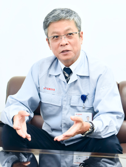 代表が、座って話している写真