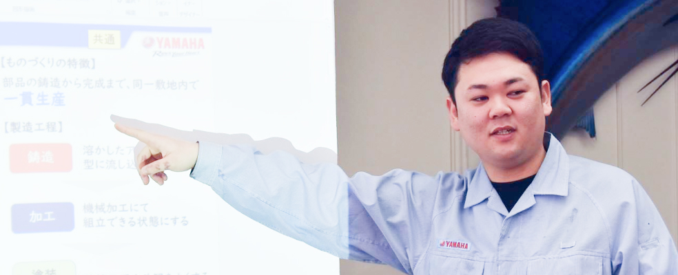 プロジェクターを指差しながら説明をする製造技術Oさんの写真