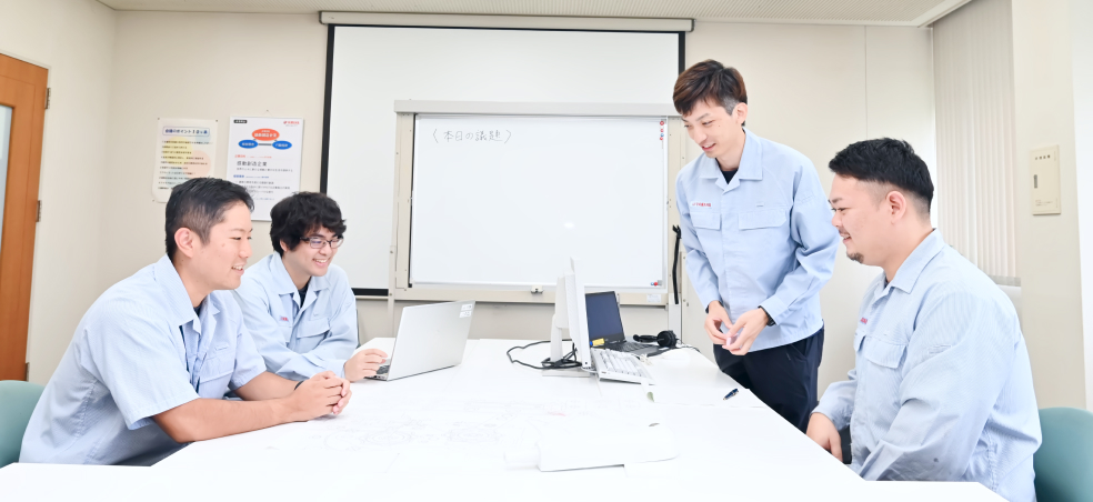 会議をする4名の男性社員の写真