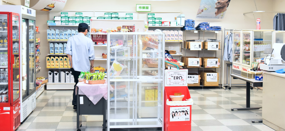 売店で商品を選ぶ男性社員の後ろ姿の写真