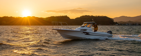 夕日をバックにしたボートの写真