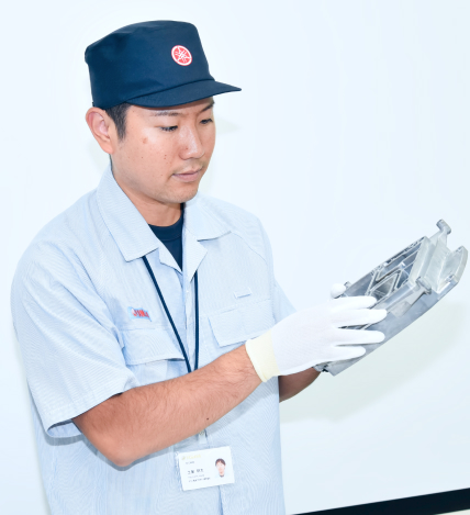 部品の確認を行う男性社員の写真