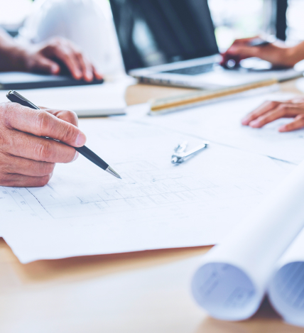 設計図を書く手元の写真