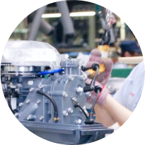 部品を組み立てる手元の写真