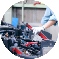 製品を検査する手元の写真