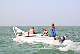 夕陽をバックにしたボートの写真