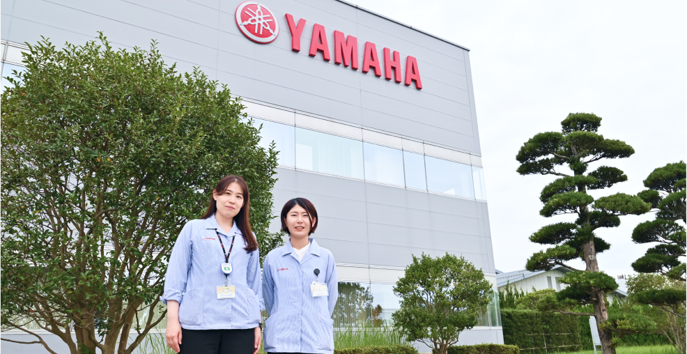 社屋の前に立つ2名の女性社員の写真