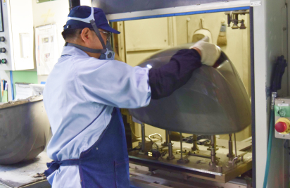 バリ取りを行う様子の写真