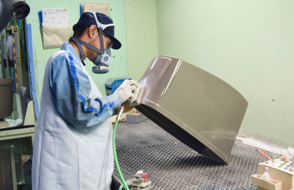 仕上げを行う様子の写真