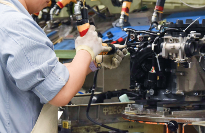 エンジンを組み立てる女性の写真