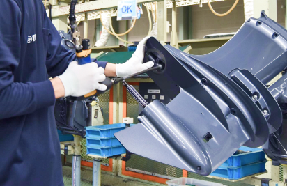 組み立てを行う男性作業員の写真