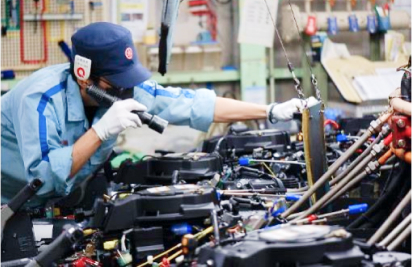 ライトを使って完成した製品を検査する人の写真