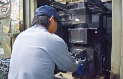 加工を行う作業員の後ろ姿の写真