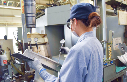 加工作業を行う作業員の後ろ姿の写真