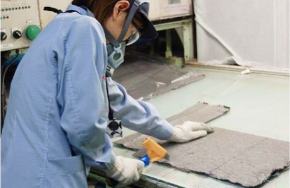 材料を断裁する様子の写真