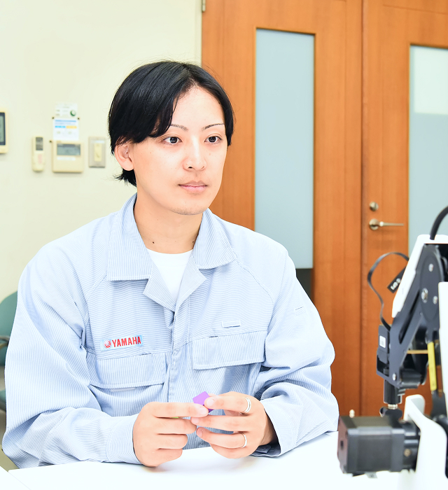 作業服を着た男性社員の写真